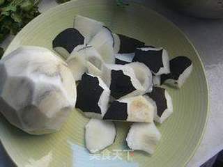 浇汁拌黑萝卜丝的做法步骤:2