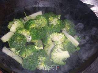 西兰花炒杏鲍菇仔的做法步骤:2