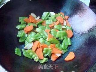 胡萝卜炒荷兰豆的做法步骤:5