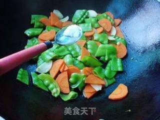 胡萝卜炒荷兰豆的做法步骤:6