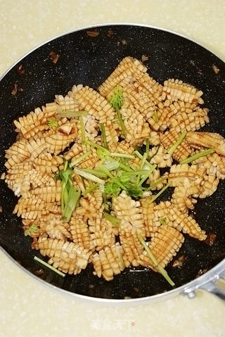柱候酱爆鱿鱼花的做法步骤:7