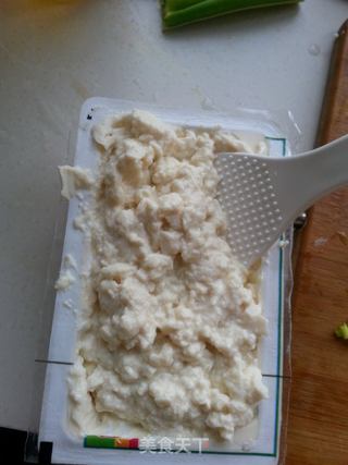 蛋黄虾仁豆腐羹的做法步骤:3