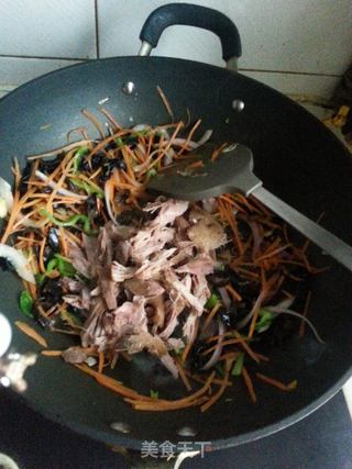 小炒鸭腿肉的做法步骤:5