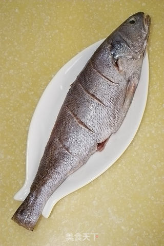 【金蒜烧米鱼】--蒜香十足的美味鱼的做法步骤:2