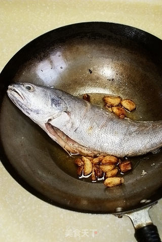 【金蒜烧米鱼】--蒜香十足的美味鱼的做法步骤:5