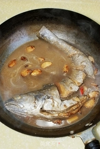 【金蒜烧米鱼】--蒜香十足的美味鱼的做法步骤:7