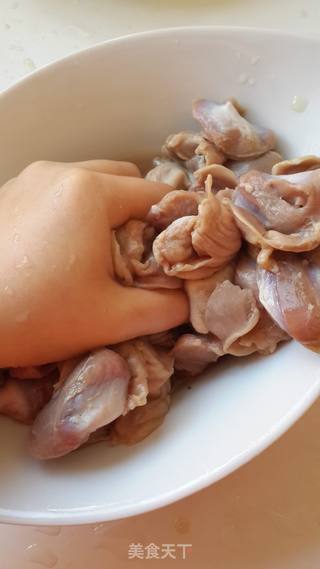 凉拌芹香鸡珍的做法步骤:2