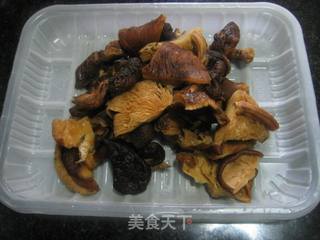 香菇烧排骨的做法步骤:2