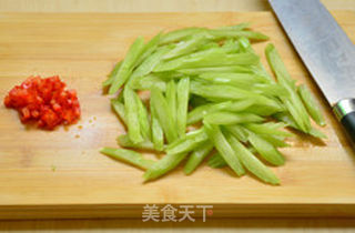 西芹百合的做法步骤:2