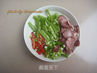 腊肠芹菜的做法步骤:2