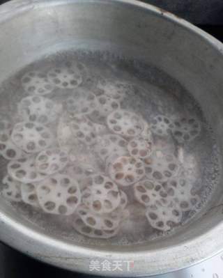 炝拌椒油藕片的做法步骤:2