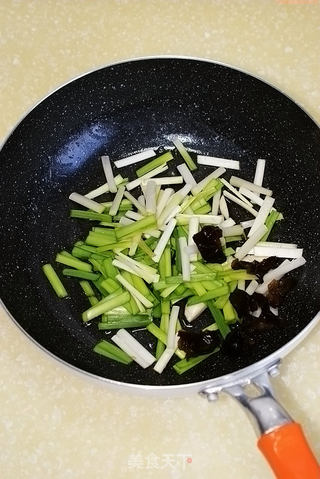 韭黄炒虾爬子肉的做法步骤:4