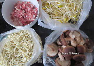 香菇卤面的做法步骤：1