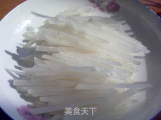 萝卜炒酸菜的做法步骤：1