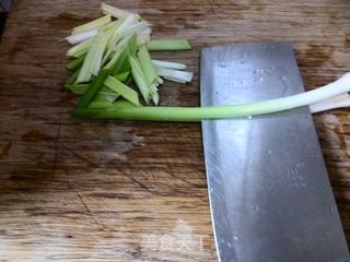 蒜苗炒腊肠的做法步骤:3