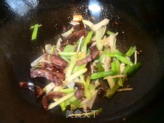 蒜苗炒腊肠的做法步骤:6