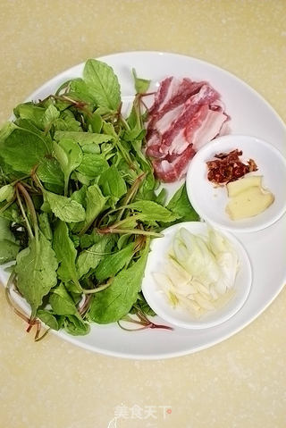 【五花肉炒萝卜叶】---春天里不要扔要的绿色健康美味的做法步骤：1