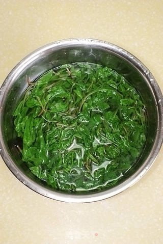 【五花肉炒萝卜叶】---春天里不要扔要的绿色健康美味的做法步骤:2