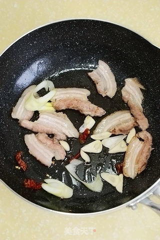 【五花肉炒萝卜叶】---春天里不要扔要的绿色健康美味的做法步骤:3