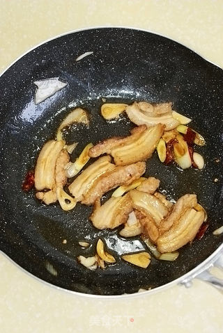 【五花肉炒萝卜叶】---春天里不要扔要的绿色健康美味的做法步骤：4