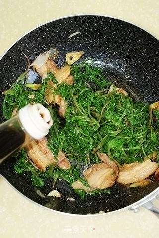 【五花肉炒萝卜叶】---春天里不要扔要的绿色健康美味的做法步骤:6