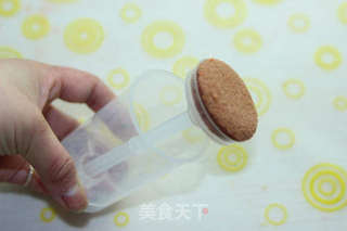 五彩推推乐小蛋糕——风靡欧美Cake Push Pops（高、大、上）的做法步骤：4