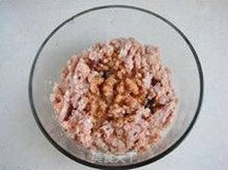 【半甜咸猪肉蒸饺】--- 半甜半咸的地方口味的做法步骤:2