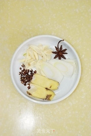 【鱿鱼焖排骨】--海鲜与肉类的邂逅的做法步骤:2