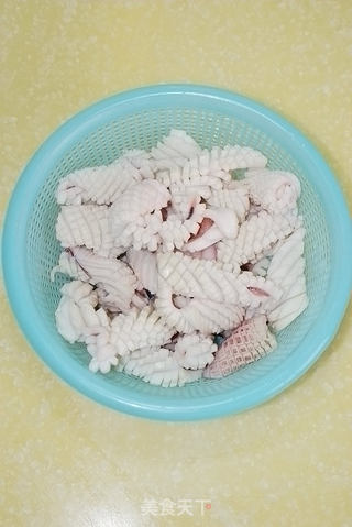 【鱿鱼焖排骨】--海鲜与肉类的邂逅的做法步骤:3
