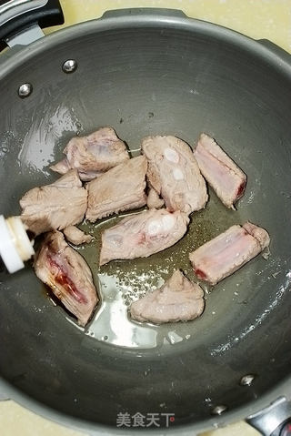 【鱿鱼焖排骨】--海鲜与肉类的邂逅的做法步骤：4