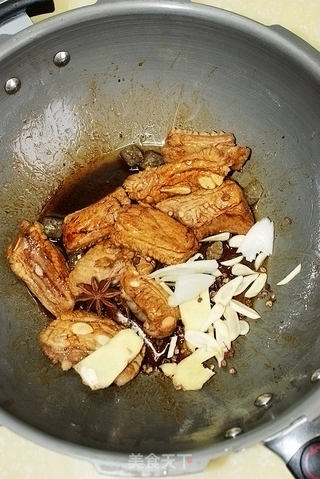 【鱿鱼焖排骨】--海鲜与肉类的邂逅的做法步骤:5