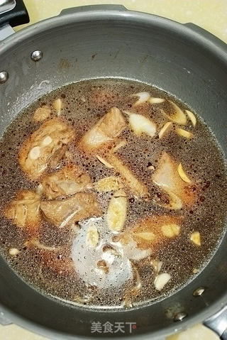 【鱿鱼焖排骨】--海鲜与肉类的邂逅的做法步骤:6