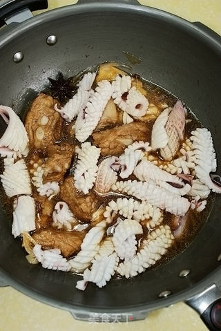 【鱿鱼焖排骨】--海鲜与肉类的邂逅的做法步骤:8