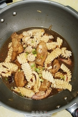 【鱿鱼焖排骨】--海鲜与肉类的邂逅的做法步骤:9