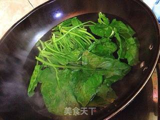 花生拌红根菠菜的做法步骤:2