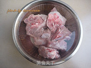 大骨海带汤的做法步骤:2