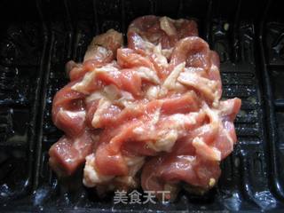 尖椒炒肉的做法步骤：1