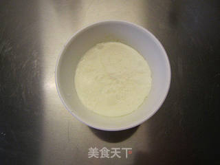椰奶皇冠戚风的做法步骤:2