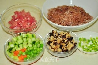 肉丁豌豆盖浇饭的做法步骤：1