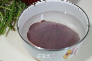 枸杞叶猪肝瘦肉汤的做法步骤:2