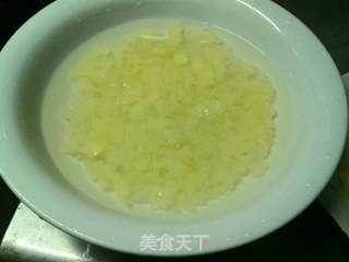 银耳雪梨羹,顺道显摆下新入手的九阳电炖锅的做法步骤:3