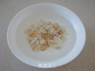 紫山药百合糯米粥的做法步骤:2