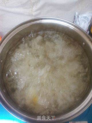 冰糖红枣银耳汤的做法步骤:4