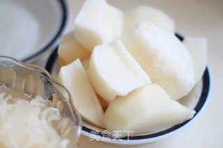银耳枸杞雪梨糖水的做法步骤:2