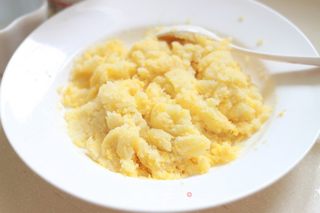 蛋黄土豆泥沙拉的做法步骤:2