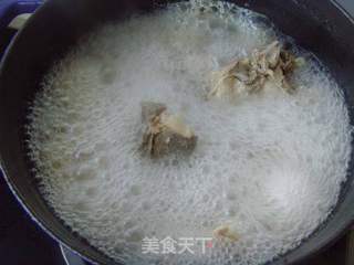 原汤原味,鲜掉眉毛---春笋排骨汤的做法步骤:4