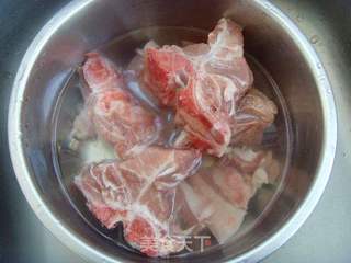 原汤原味,鲜掉眉毛---春笋排骨汤的做法步骤:2