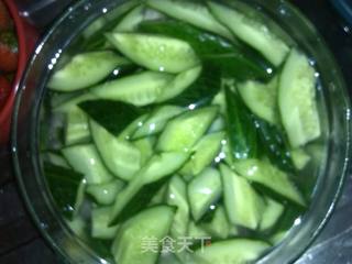 青瓜拌草莓的做法步骤：2