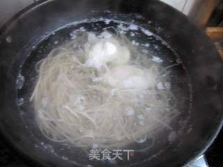 芦笋鸡蛋面的做法步骤：2