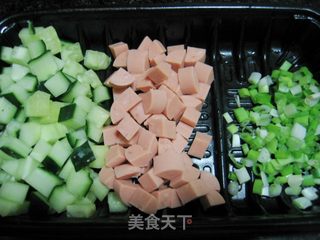 记忆中广院的味道——黄瓜火腿炒饭的做法步骤：1